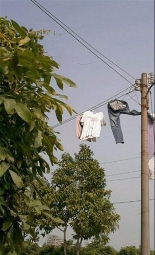 Phơi quần áo trên dây điện