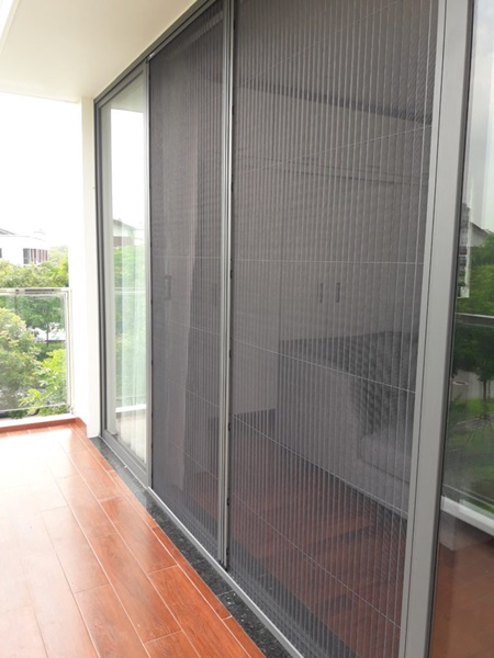 Cửa sổ, ban công, cửa chính nên được lắp đặt cửa lưới chống muỗi đầu tiên